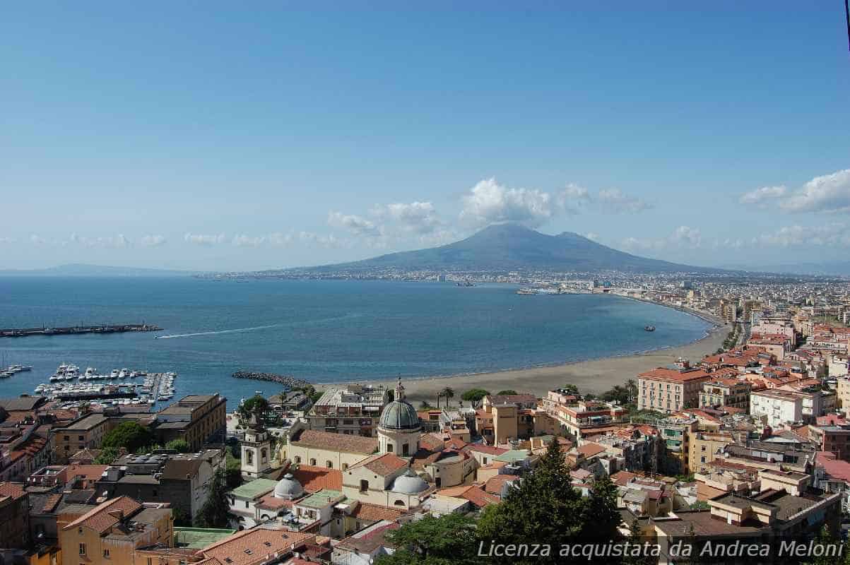 Meteo Napoli: domani poco nuvoloso e ventoso, temporali in arrivo