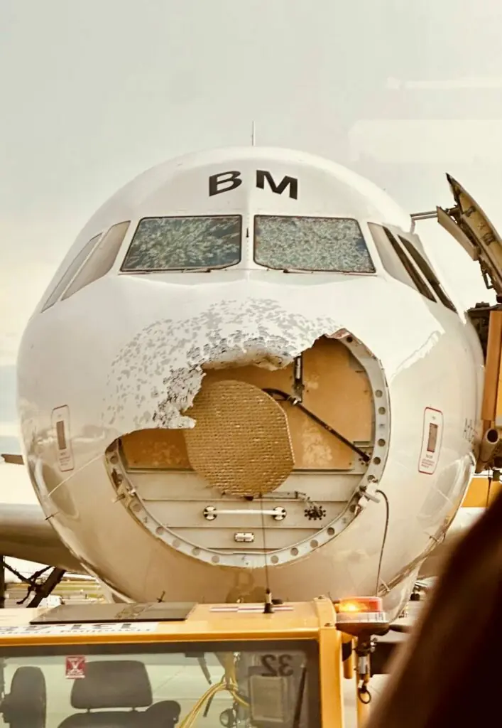 Meteo estremo, aereo per Vienna devastato dalla grandine nei cieli del Nord Italia