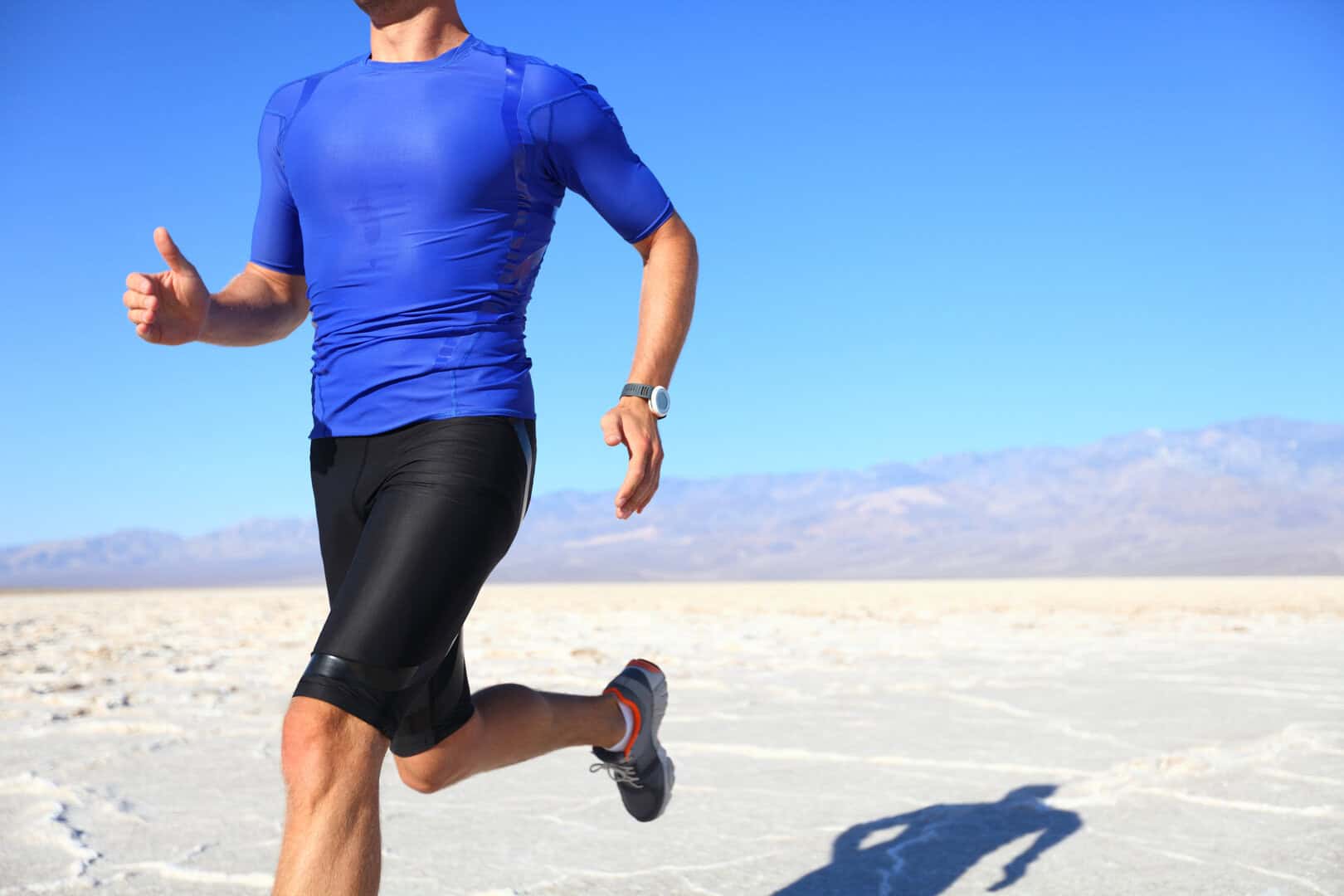 Un nuovo tessuto ultra-sottile per combattere il calore: una possibile rivoluzione per l’abbigliamento estivo