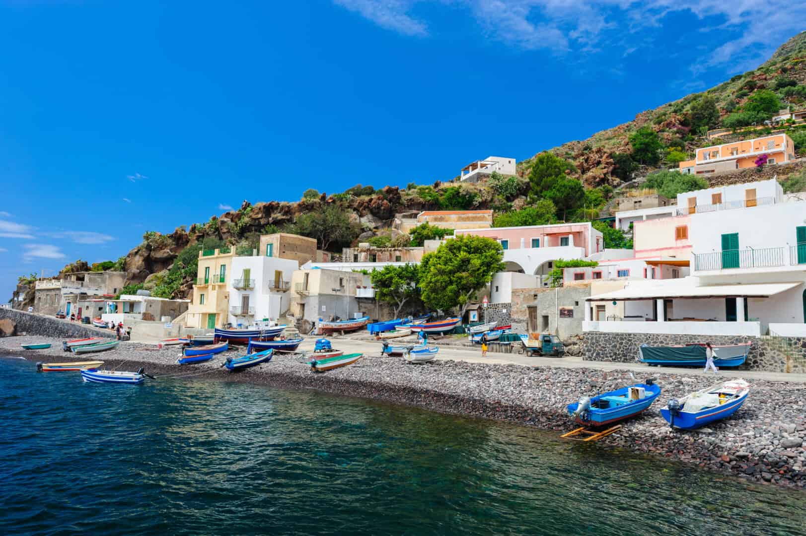 Viaggio a Alicudi: un’immersione nella magia isolata della Sicilia
