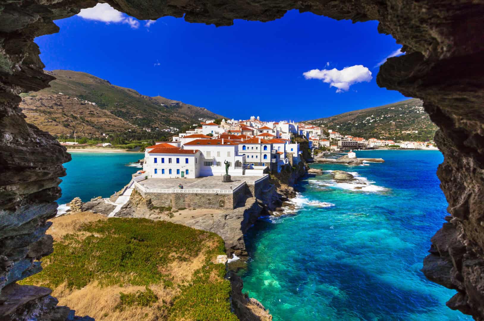 Vacanze ad Andros: tra l'azzurro mare e le verdi colline dell'isola greca dell'Egeo