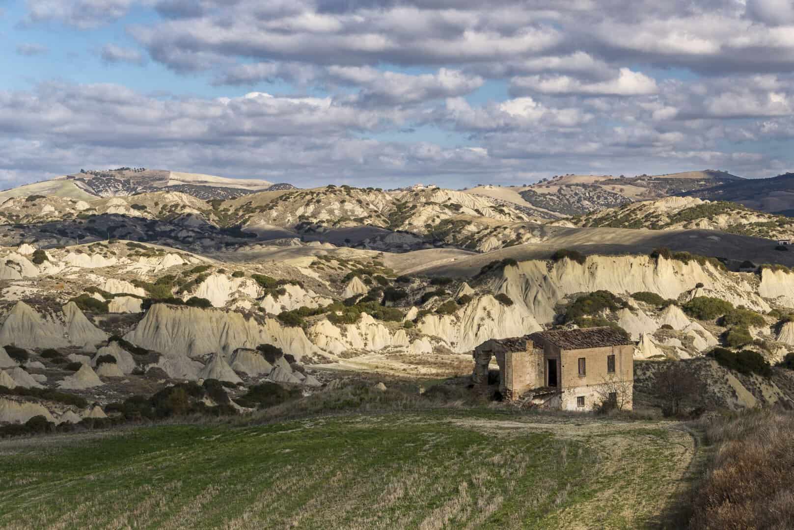 Viaggio attraverso i calanchi di Aliano. Percorsi incantati in Basilicata