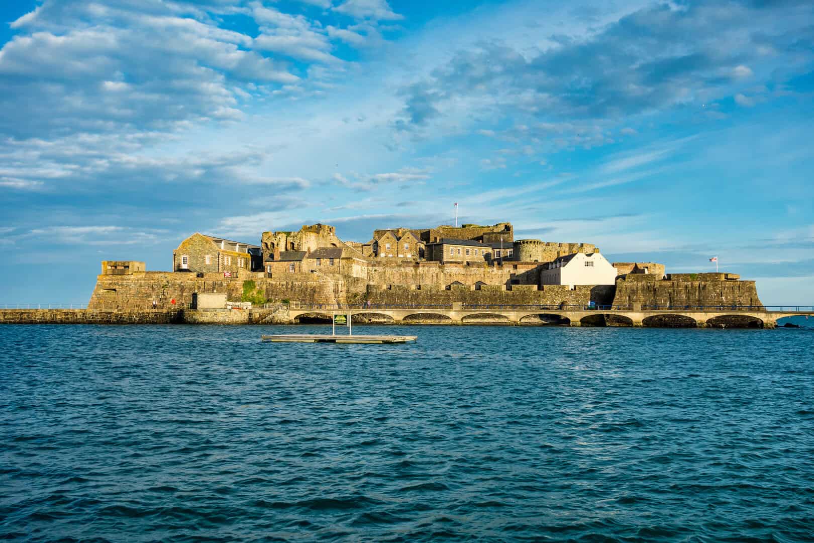 Viaggio tra i castelli storici di Guernsey: le antiche fortezze in mezzo all’oceano