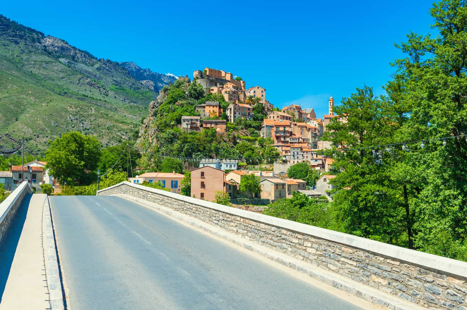 Vacanze in Corsica, non solo mare: l'antica capitale Corte e i meravigliosi paesaggi dell'entroterra