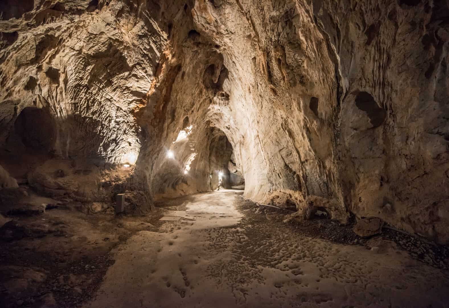 Viaggio in Sicilia. Esplorazione delle affascinanti grotte di Mongiove