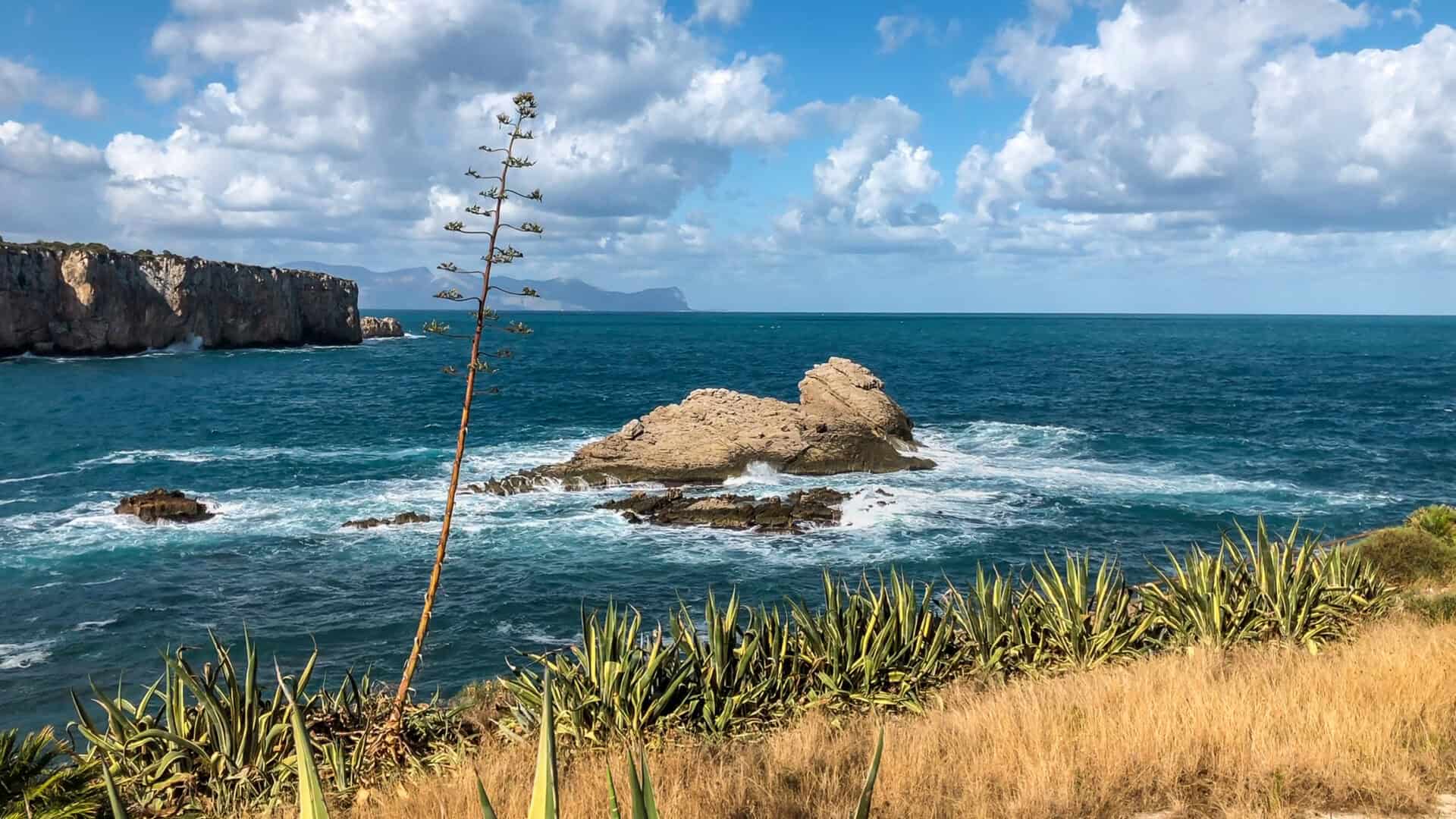 Viaggio in Sicilia. Esplorazione delle meraviglie naturali di Cala Rossa