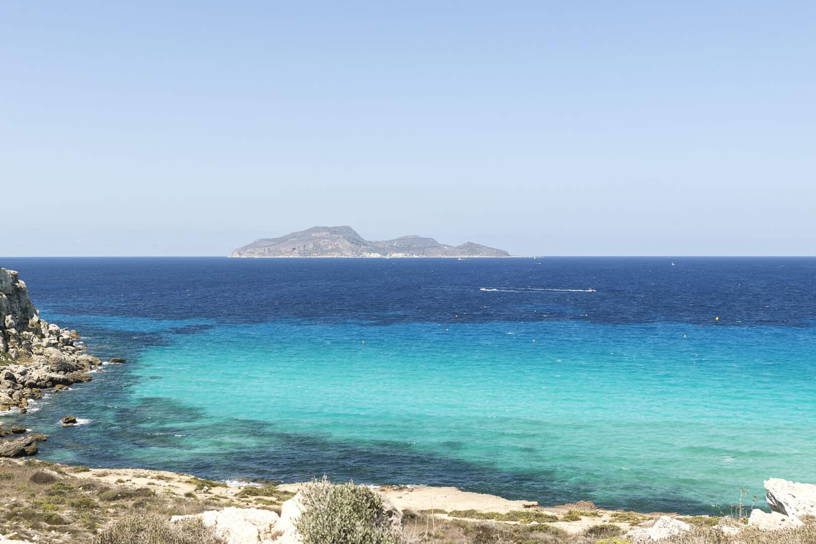 Viaggio in Sicilia. Esplorazione delle meraviglie naturali di Cala Rossa
