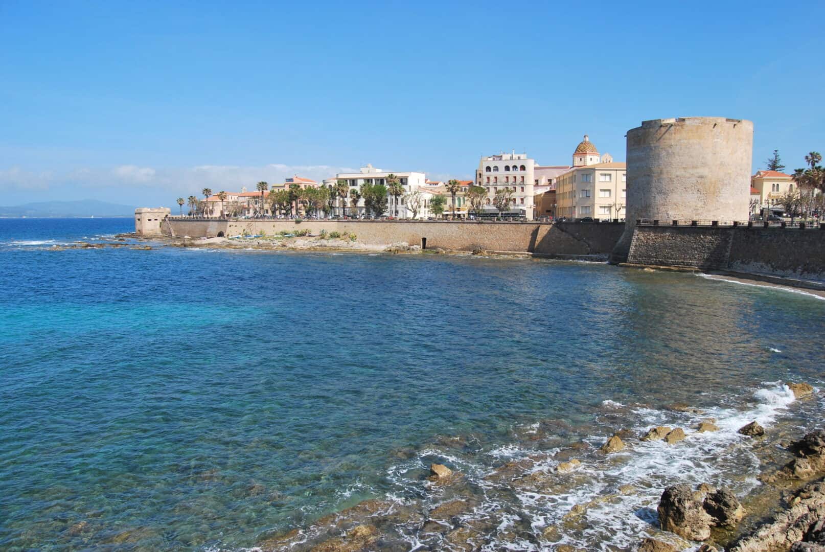 Turismo ad Alghero. Scopri la Barcellona sarda tra catalano e corallo