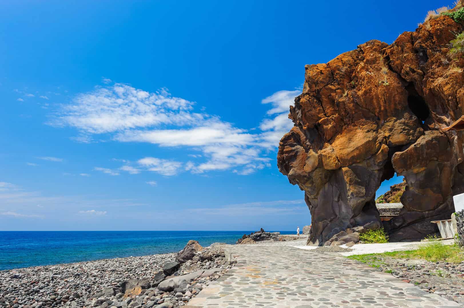 Viaggio a Alicudi. Un’immersione nella magia isolata della Sicilia