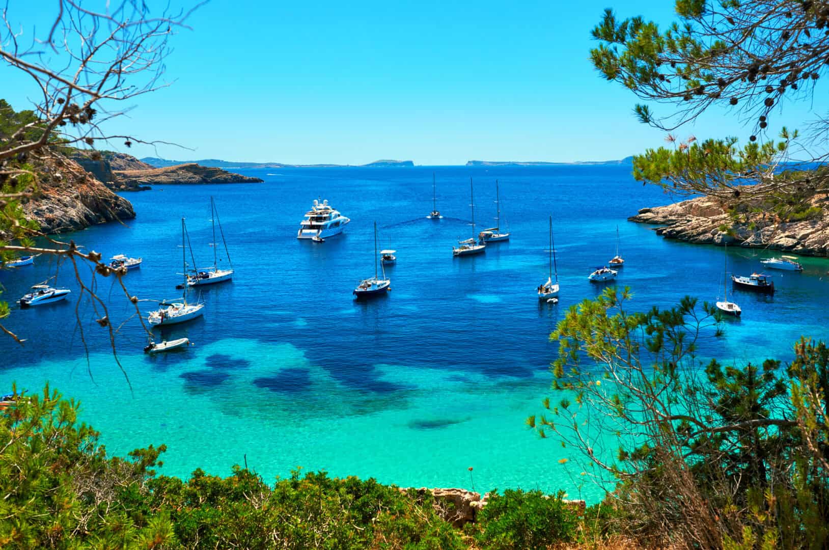 Viaggio a Ibiza. Scoprire spiagge incantevoli e vibrante vita notturna