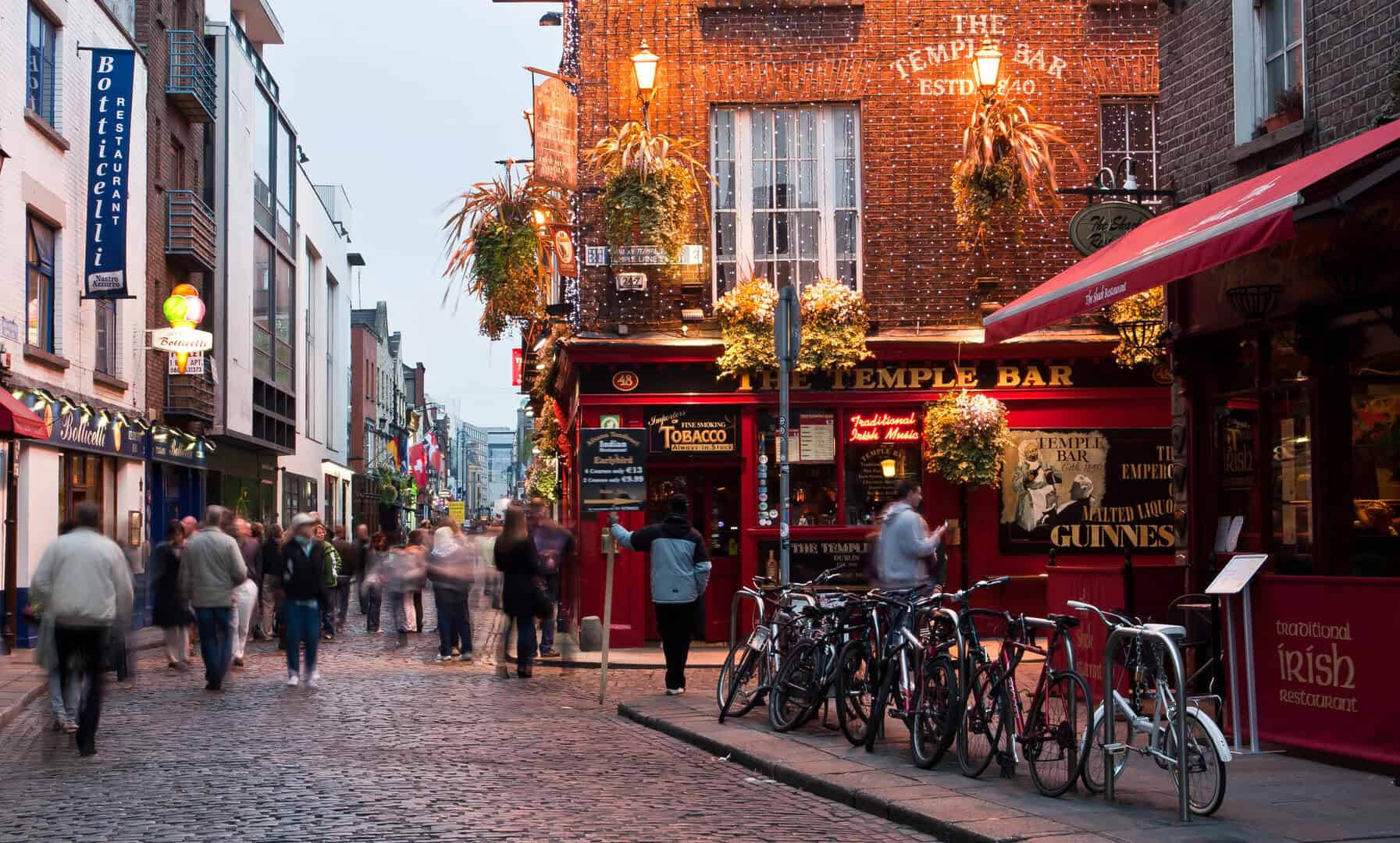 Viaggio a Dublino: da Temple Bar ai parchi e ai monumenti, scopri le attrazioni imperdibili della capitale irlandese
