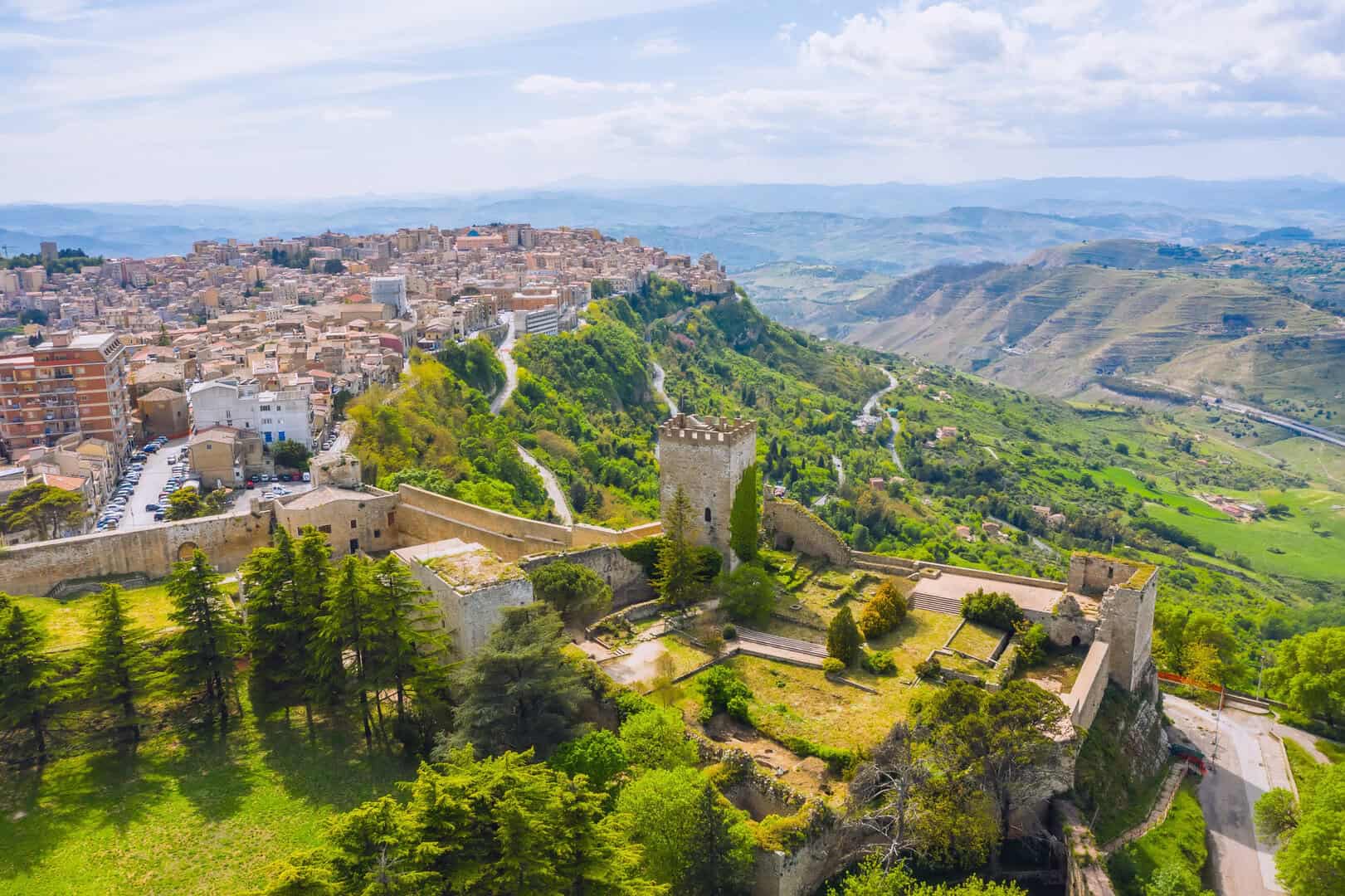 Turismo a Enna, il belvedere della Sicilia: un weekend tra natura, laghi e antichi castelli