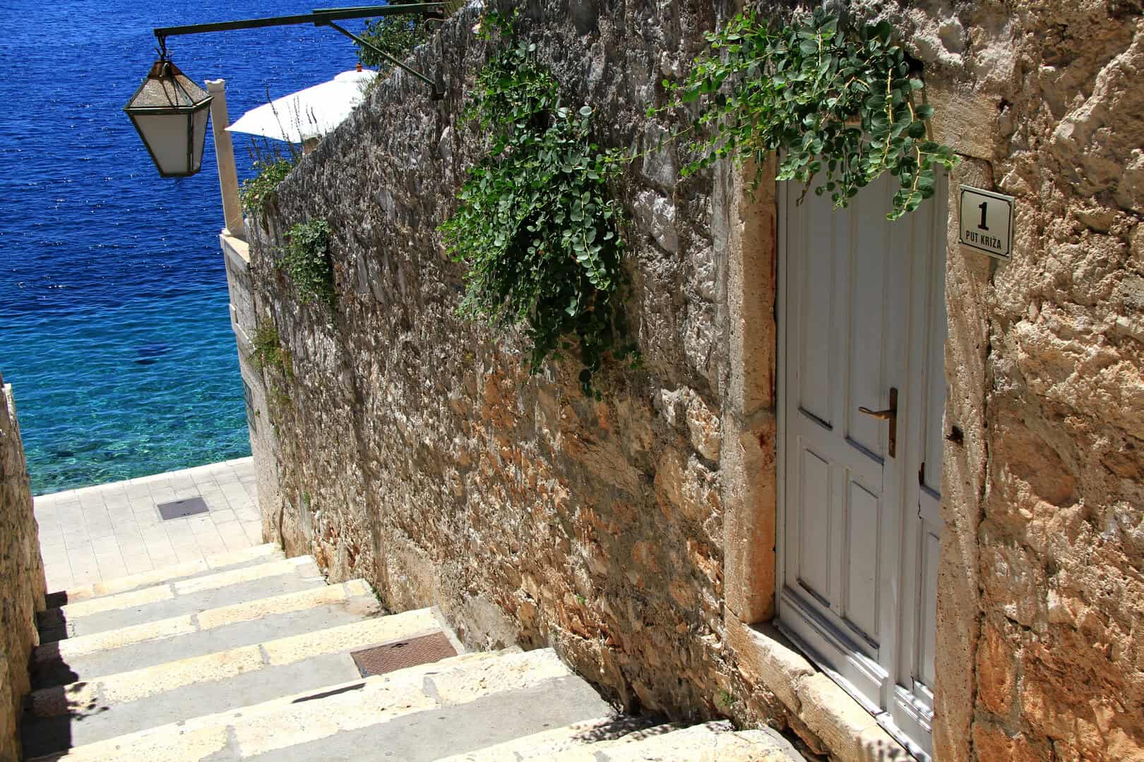hvar croazia case antiche mare