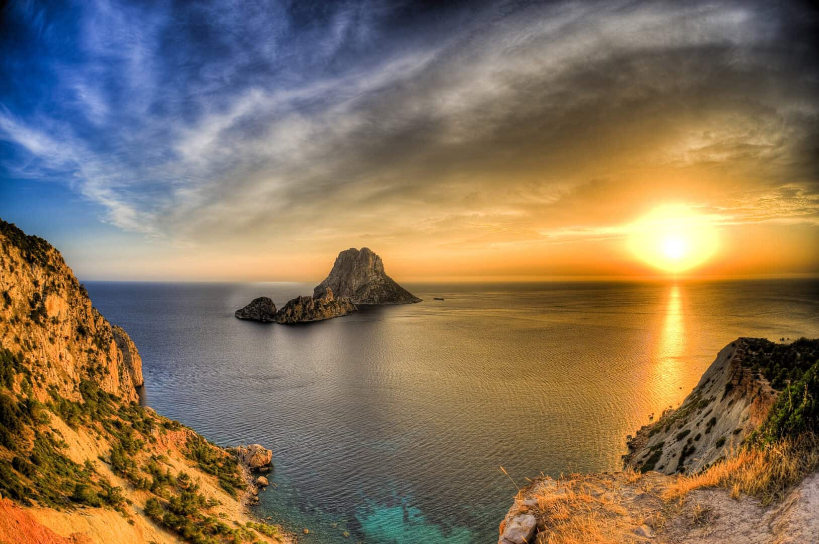 Vacanza a Ibiza: spiagge, mare, tramonti e vibrante vita notturna
