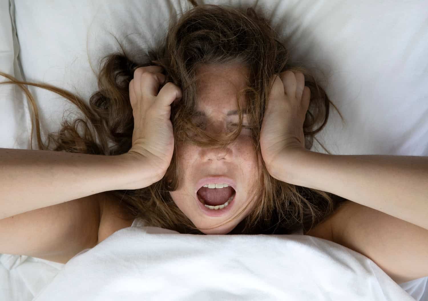 La mente dopo mezzanotte: esplorazione del legame oscuro tra insonnia e violenza