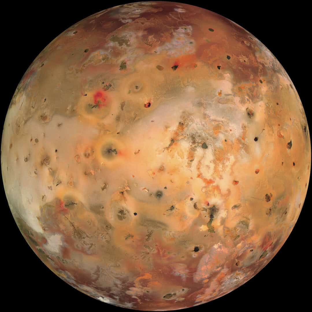 Più nitide che mai: le superfici vulcaniche di Io rivelate dalla nuova tecnologia dei telescopi