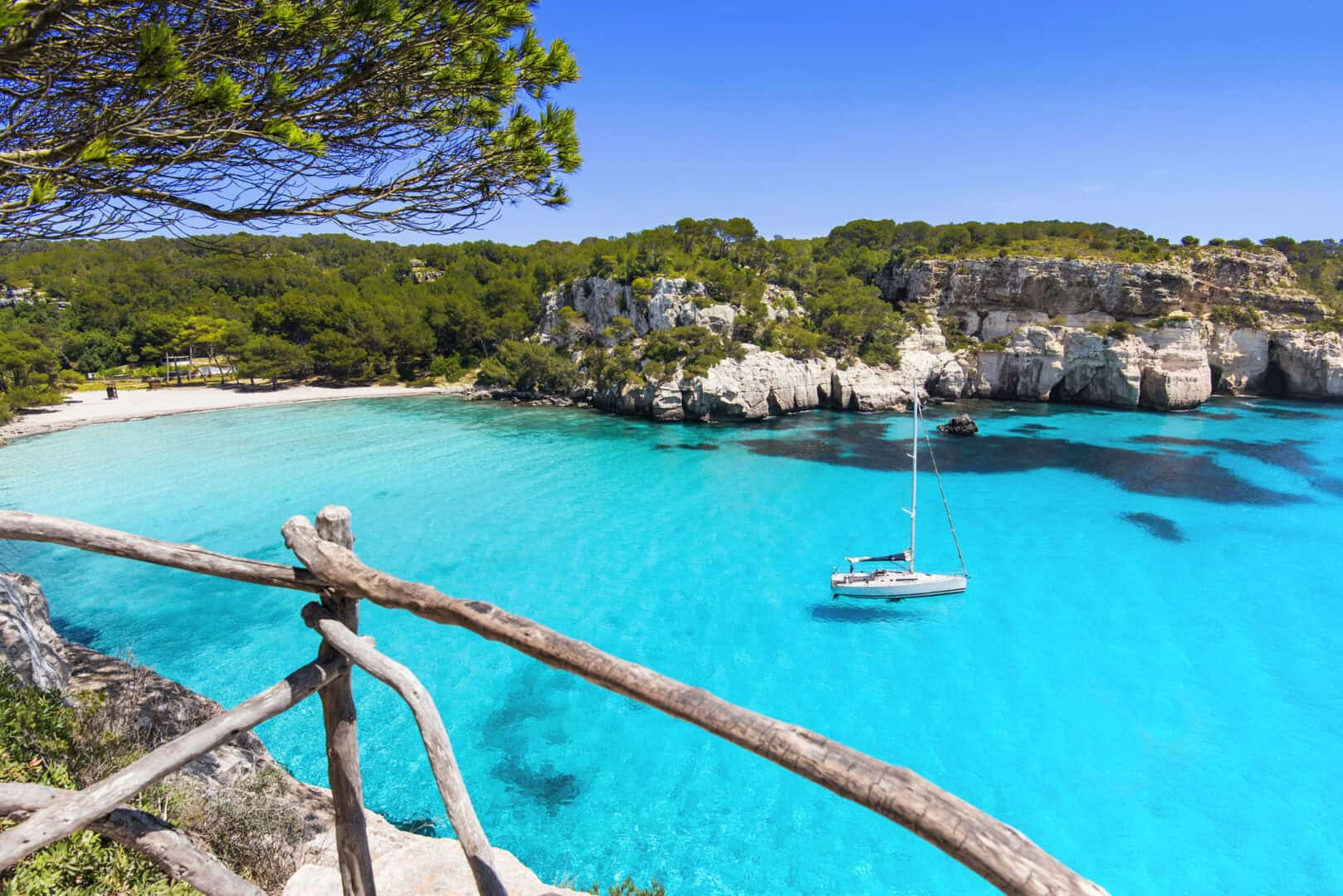 Viaggio nell’incantevole Minorca: una guida completa alle sue attrazioni naturalistiche e culturali