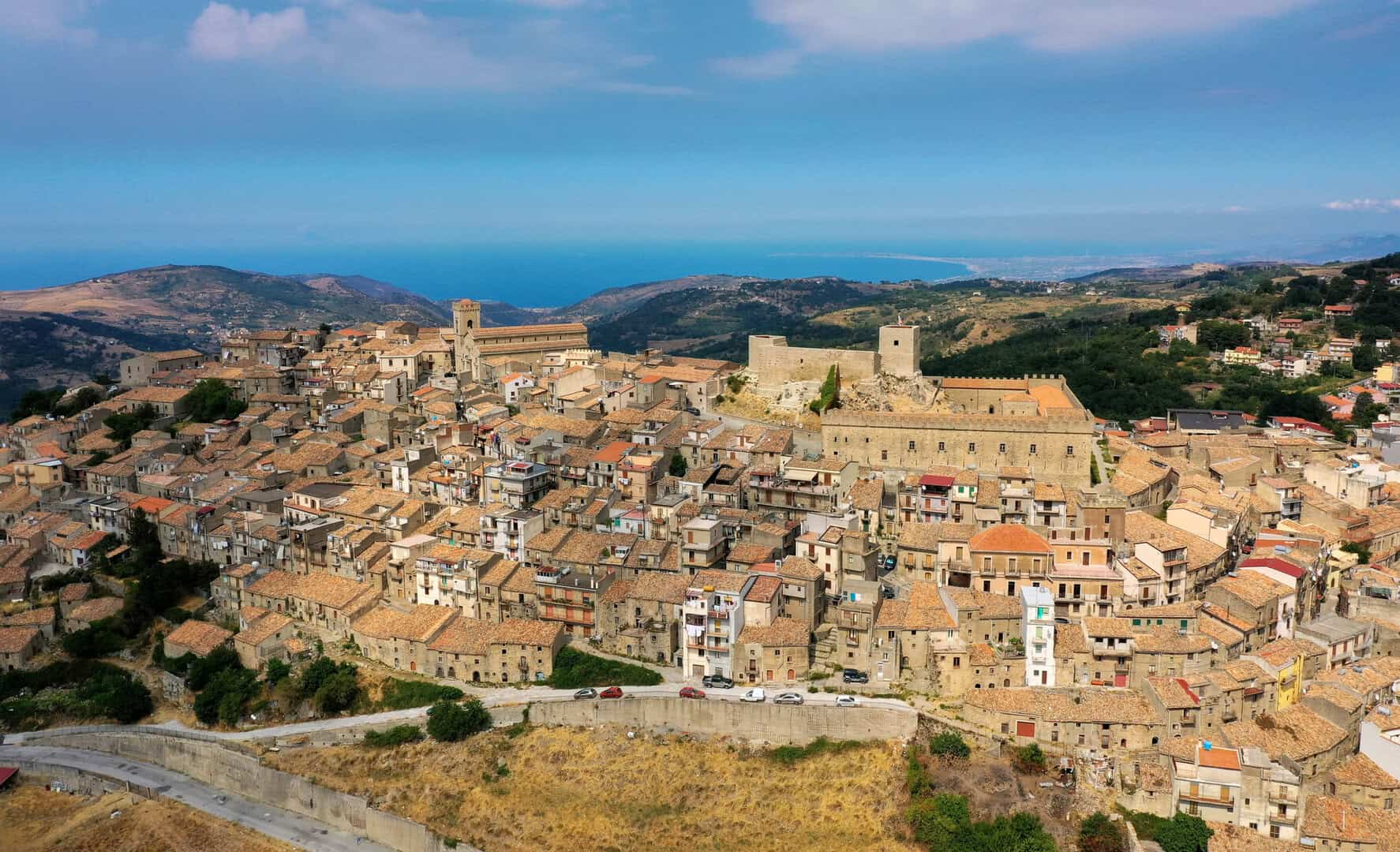 Viaggio a Montalbano Elicona: un tuffo nel Medioevo siciliano