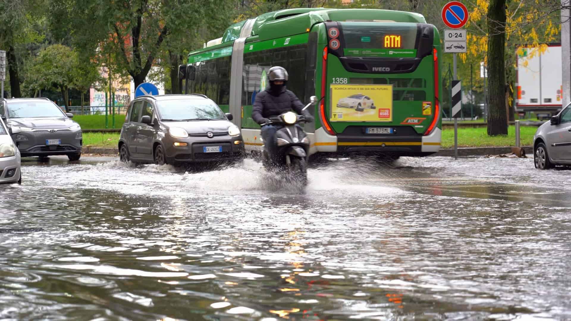 Milano, in arrivo forti temporali e grandine in Lombardia: allerta meteo