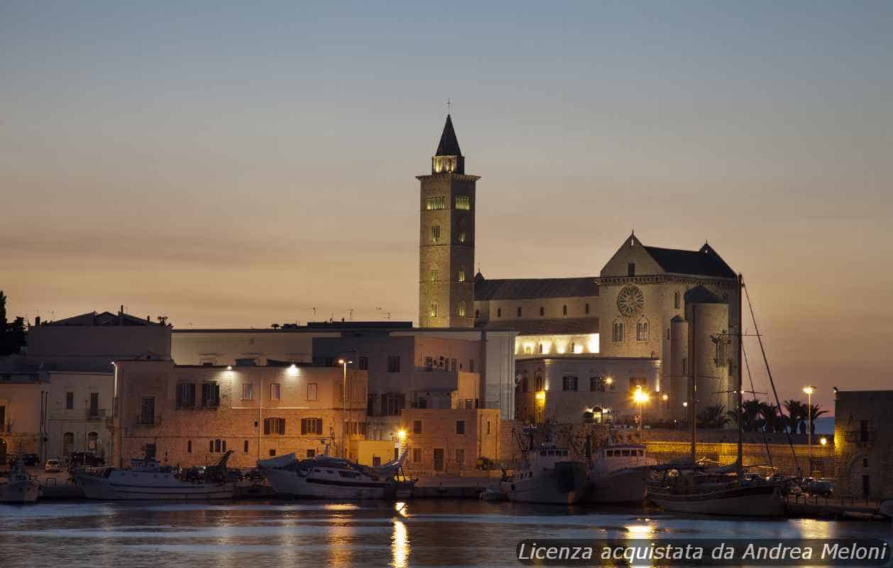 Meteo Bari: Nuvolosità e Rovesci Domani, Seguiti da Schiarite e Piovaschi Ventosi