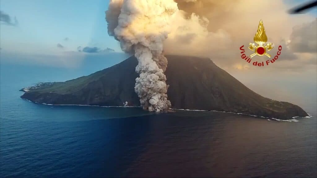 Stato di allerta rossa per Stromboli: rinforzato il presidio delle forze dell’ordine