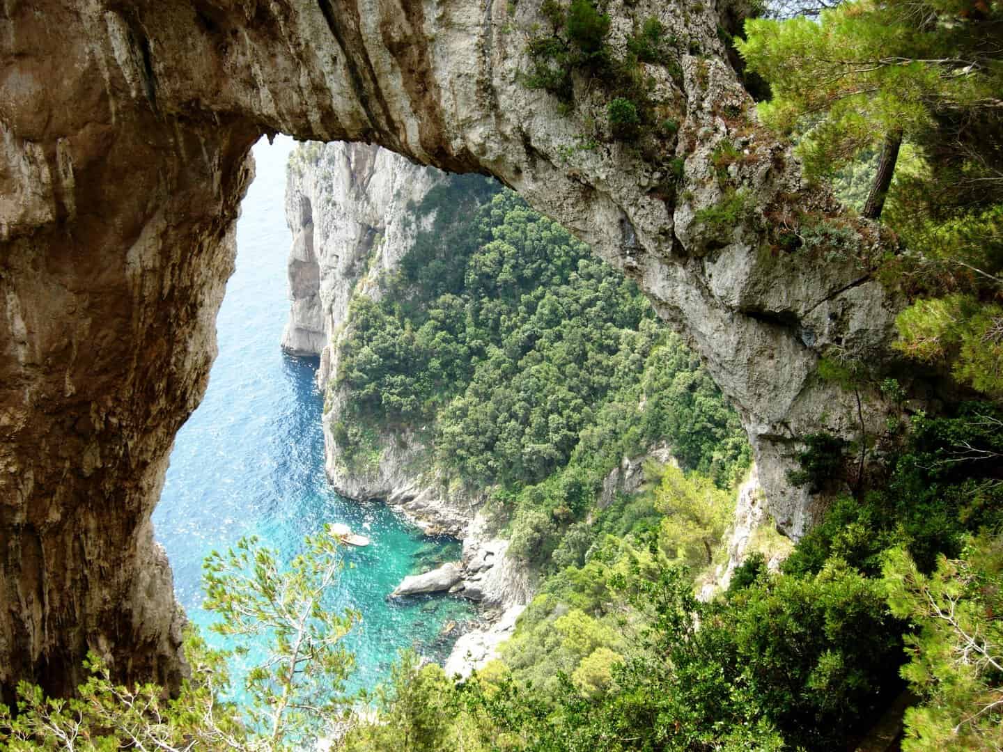 Viaggio all’incantevole isola di Capri. Un percorso tra storia e natura