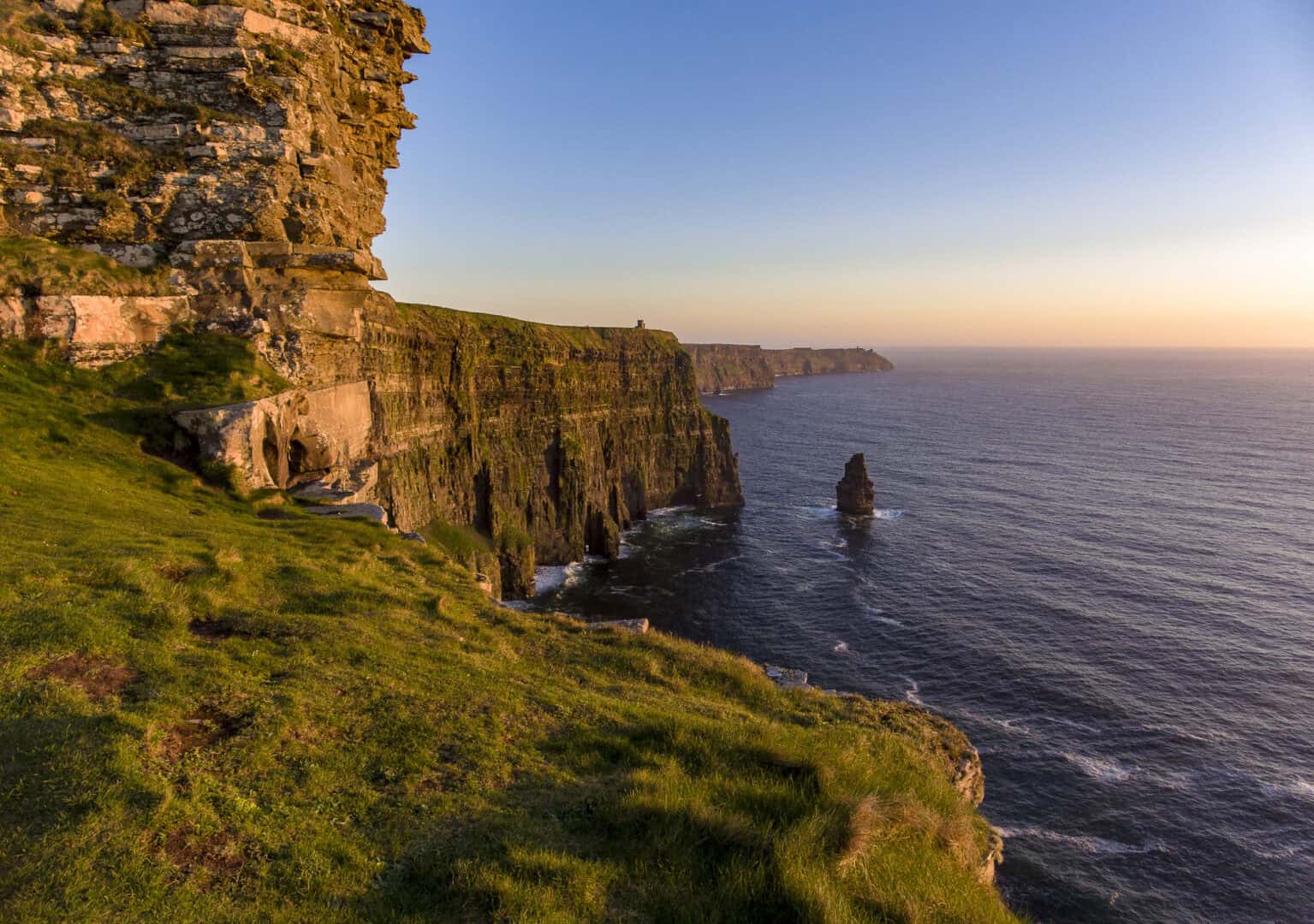 Viaggio nel Clare. Esplorazione dei vigneti e incantevoli borghi irlandesi