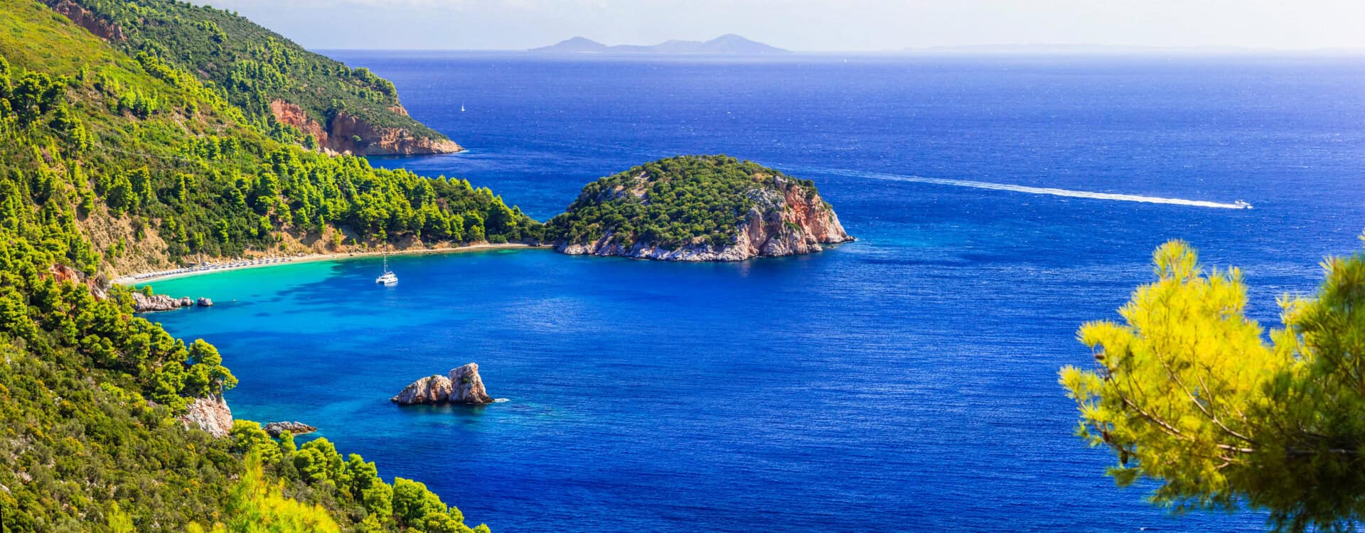Turismo conveniente. Scopri Skopelos, perla greca tra mare e natura selvaggia