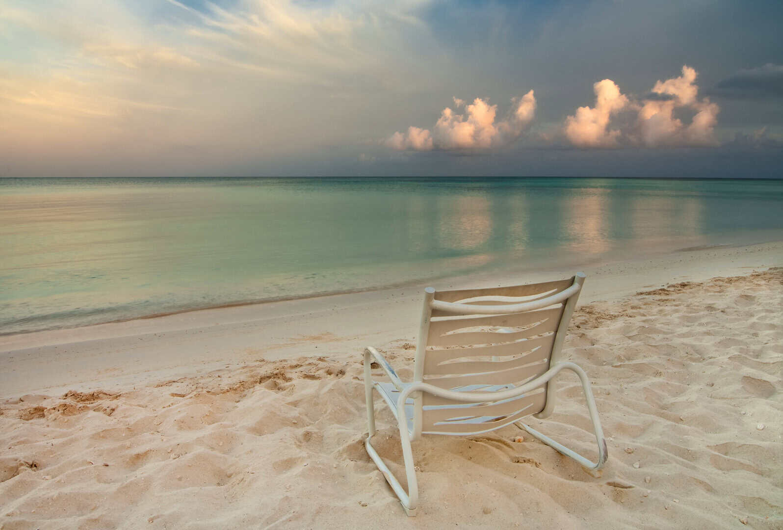 Turismo economico. Esplora le scogliere e spiagge di Aruba nei Caraibi