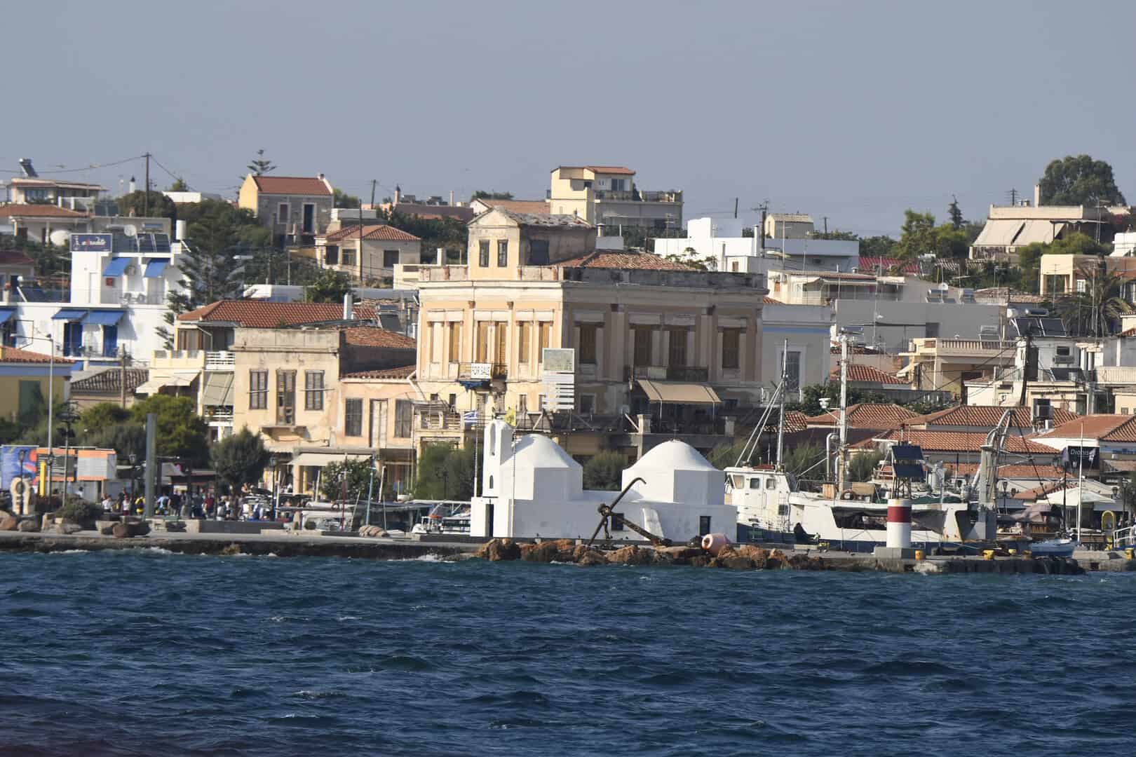 Viaggio a Egina. Esplorazione professionale delle antiche rovine greche