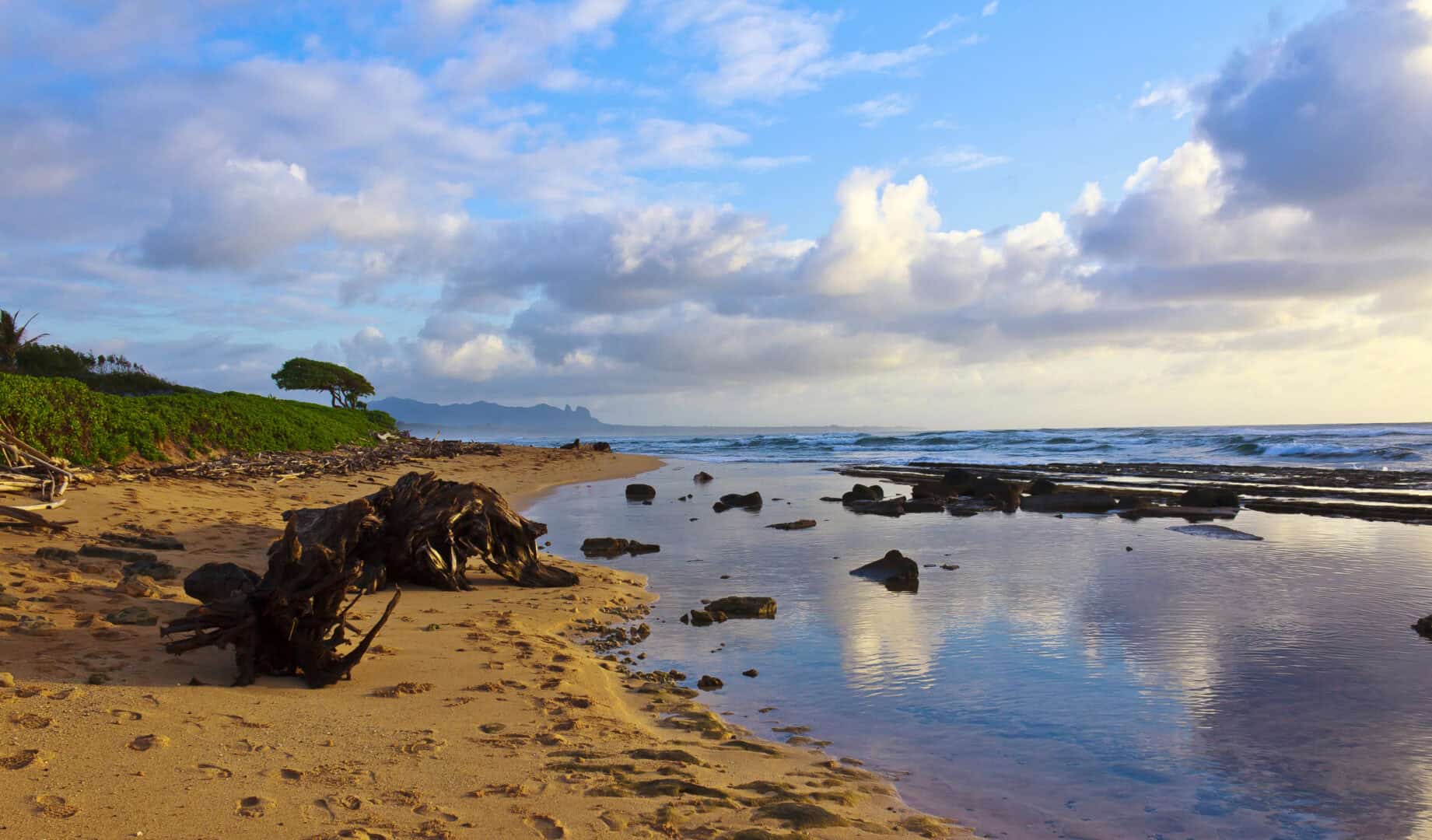 Viaggio low cost a Kauai. Scopri scogliere e mare in modo avventuroso