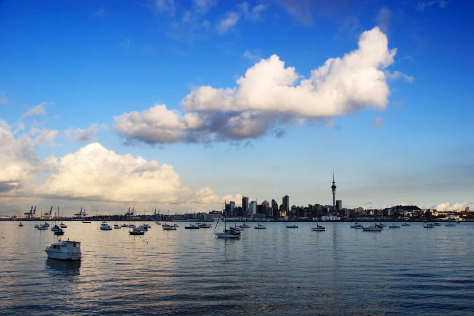Viaggio economico a Auckland. Esplora spiagge e meraviglie naturali
