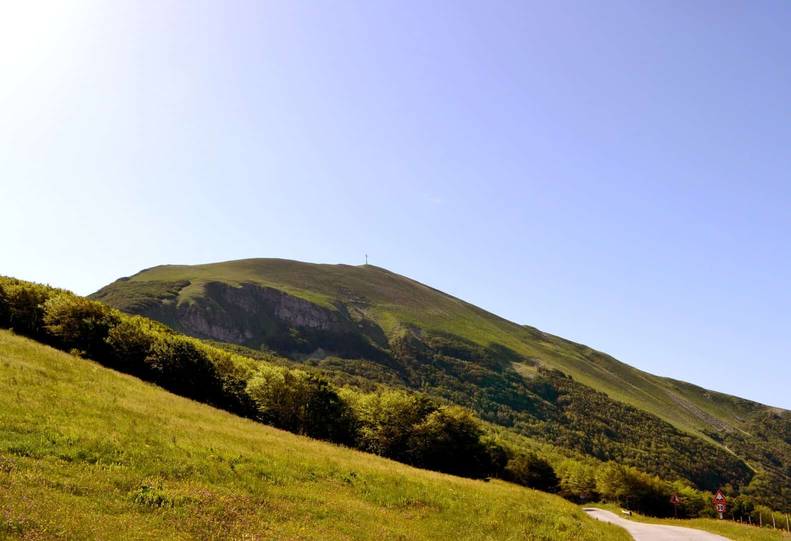 Turismo nelle Marche. Esplorazione e meraviglie del Monte Catria