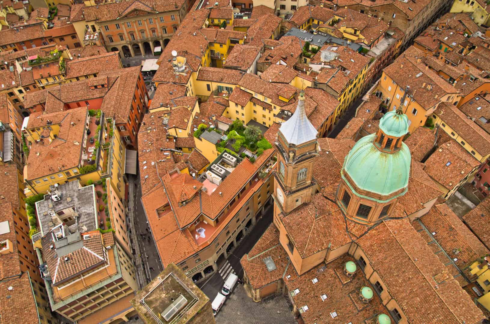Viaggio a Bologna. Guida ai luoghi imperdibili e alla cultura cittadina