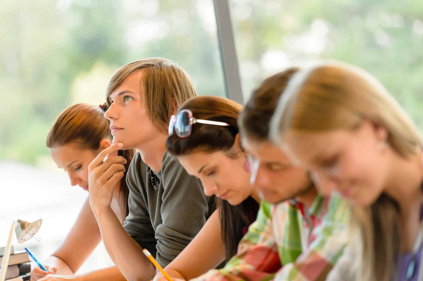 Hai una nuova scusa se prendi un brutto volto agli esami: è colpa dell’aula!