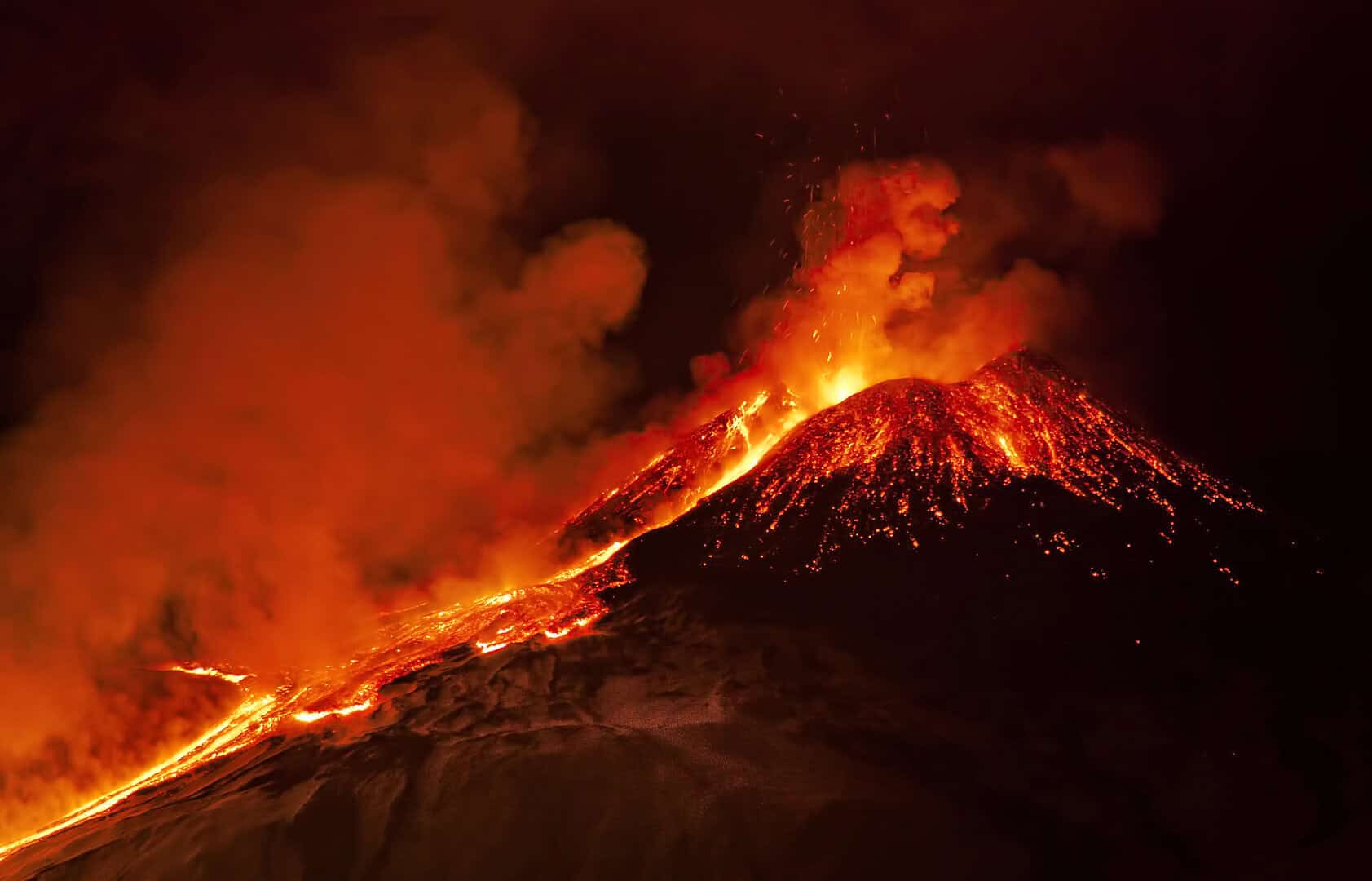 Il risveglio dell’Etna: spettacolare eruzione dal cratere Voragine