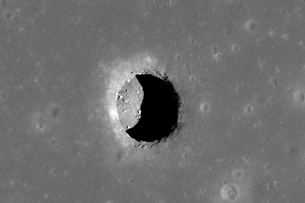 Scoperta la prima grotta sulla Luna: potrà essere abitata?