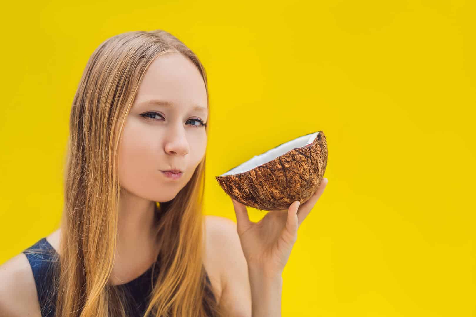 Oil pulling: cos’è e se offre davvero benefici alla salute la nuova pratica che spopola sui social