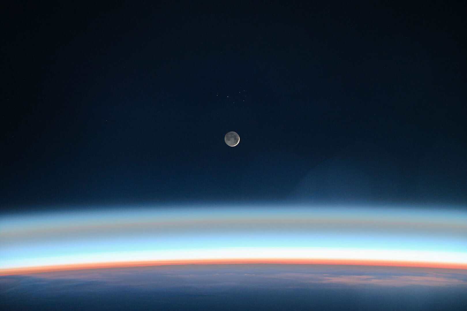 Foto unica dallo spazio: come la luna aiuta a comprendere il clima della Terra