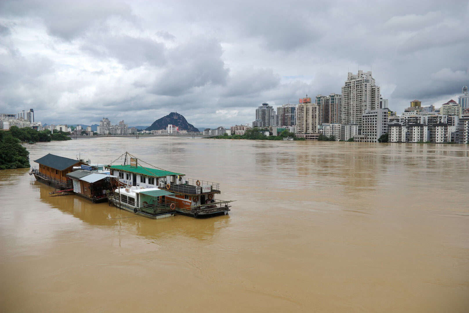 Meteo estremo in Cina: piogge senza precedenti causano 30 morti e 35 dispersi a Zixing