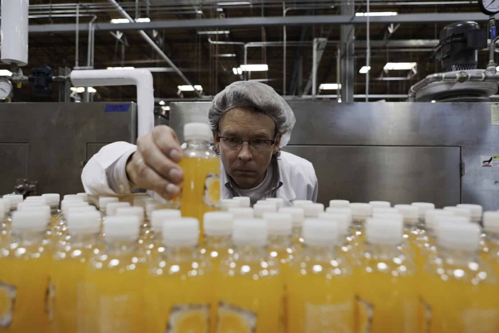 Perché la bottiglia di vetro di succo d’arancia danneggia il pianeta? La spiegazione da una nuova ricerca