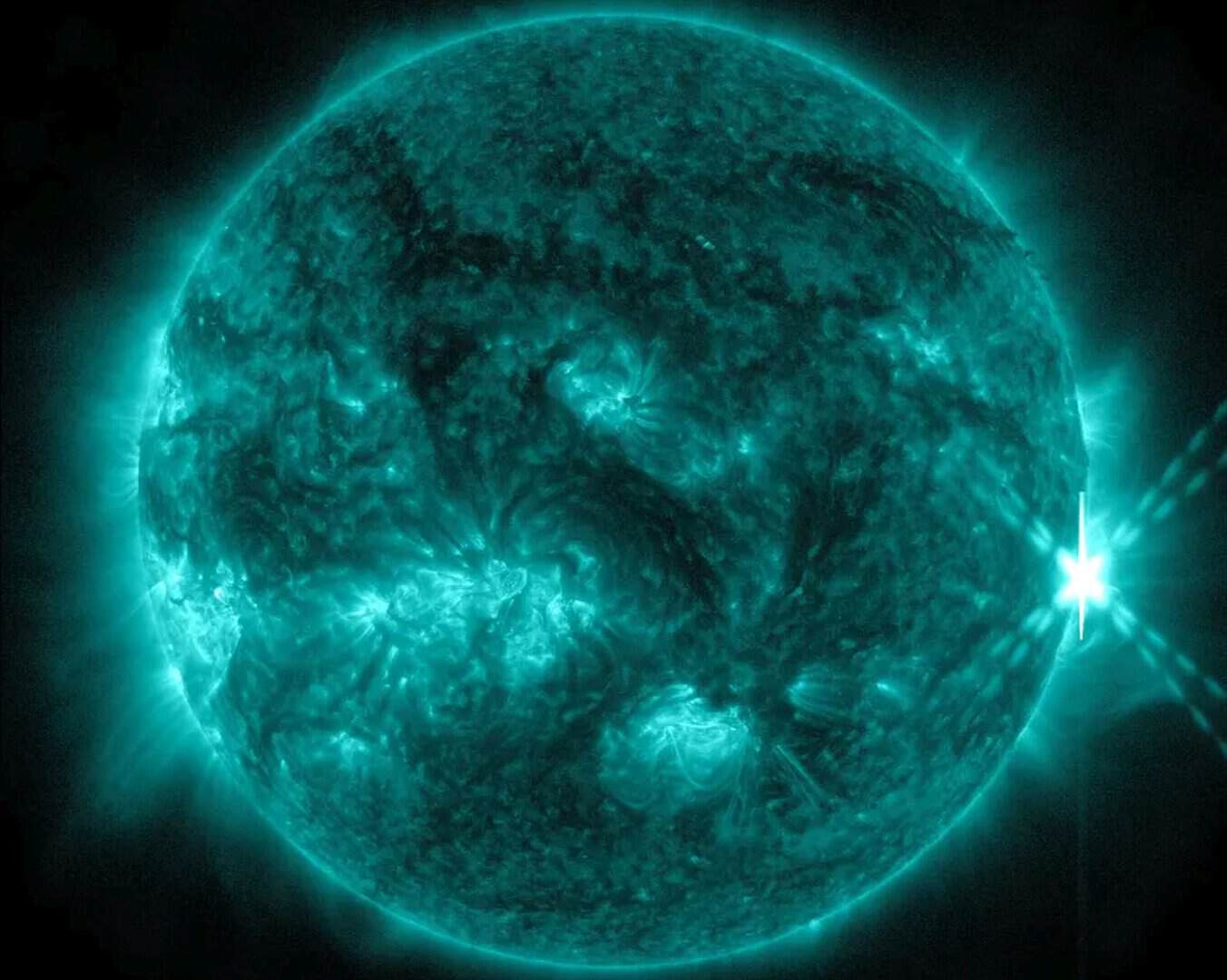 Sole iperattivo, altra intensa eruzione solare: il brillamento immortalato dalla NASA