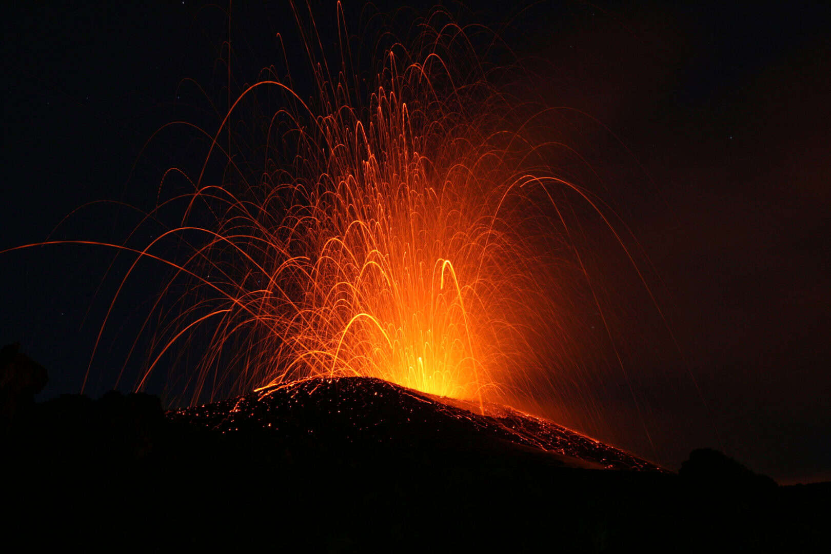 L'Etna erutta nuovamente: la colonna di cenere arrivo fino a 10.000 metri