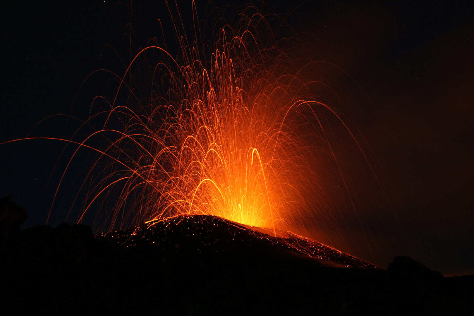 L’Etna erutta nuovamente: la colonna di cenere arrivo fino a 10.000 metri