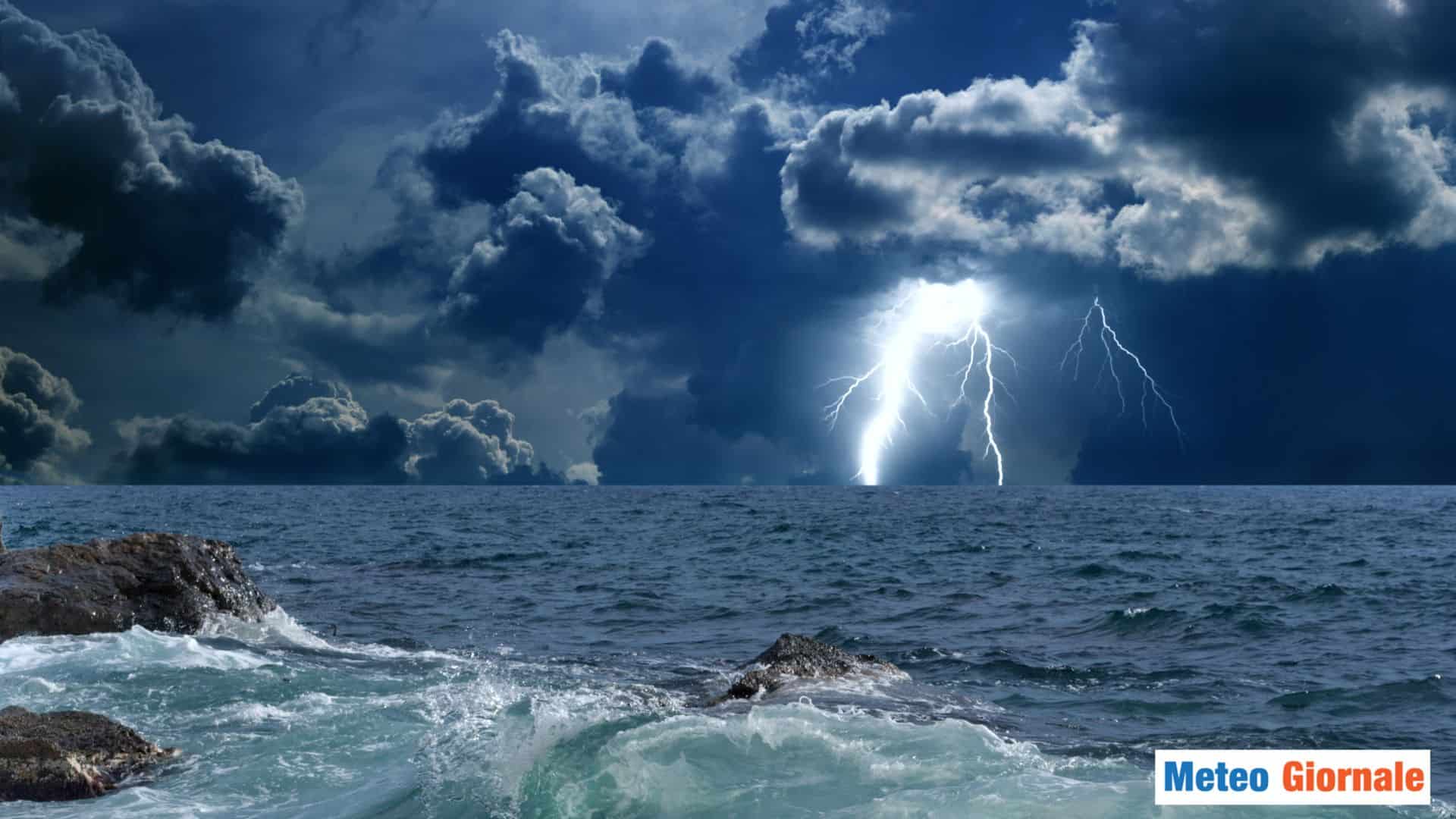 Abruzzo, fulmine si abbatte in spiaggia, diversi feriti