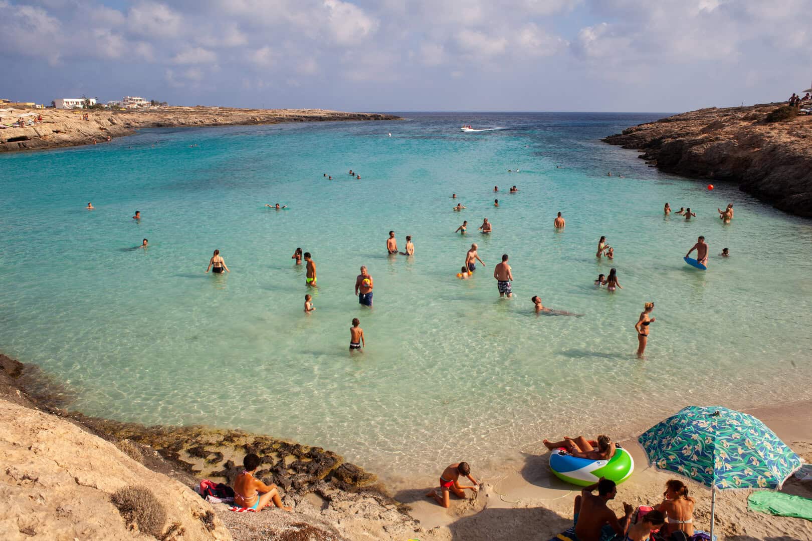 Lampedusa a costi accessibili: un paradiso naturale di incantevoli spiagge
