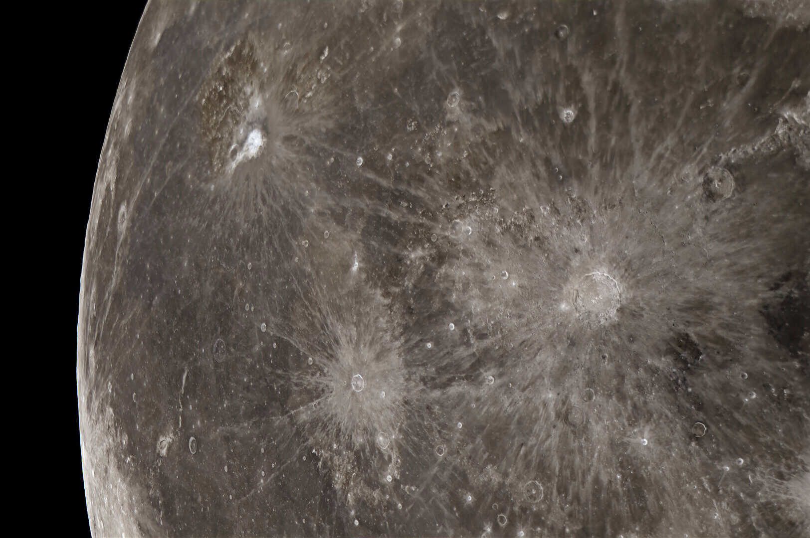 Perché la Luna ha un’atmosera così sottile? La colpa è del costante bombardamento di meteoriti