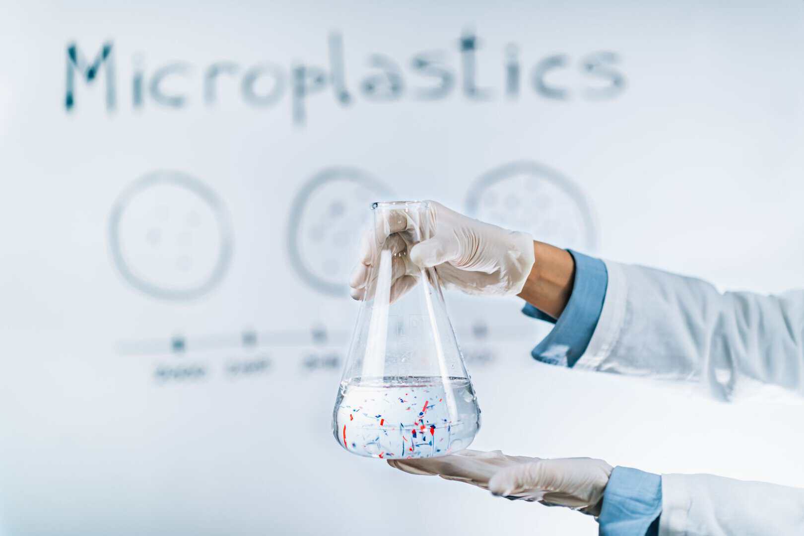 Efficienza del 98%: nuova tecnologia rivoluzionaria per la rimozione della nanoplastica dall’acqua