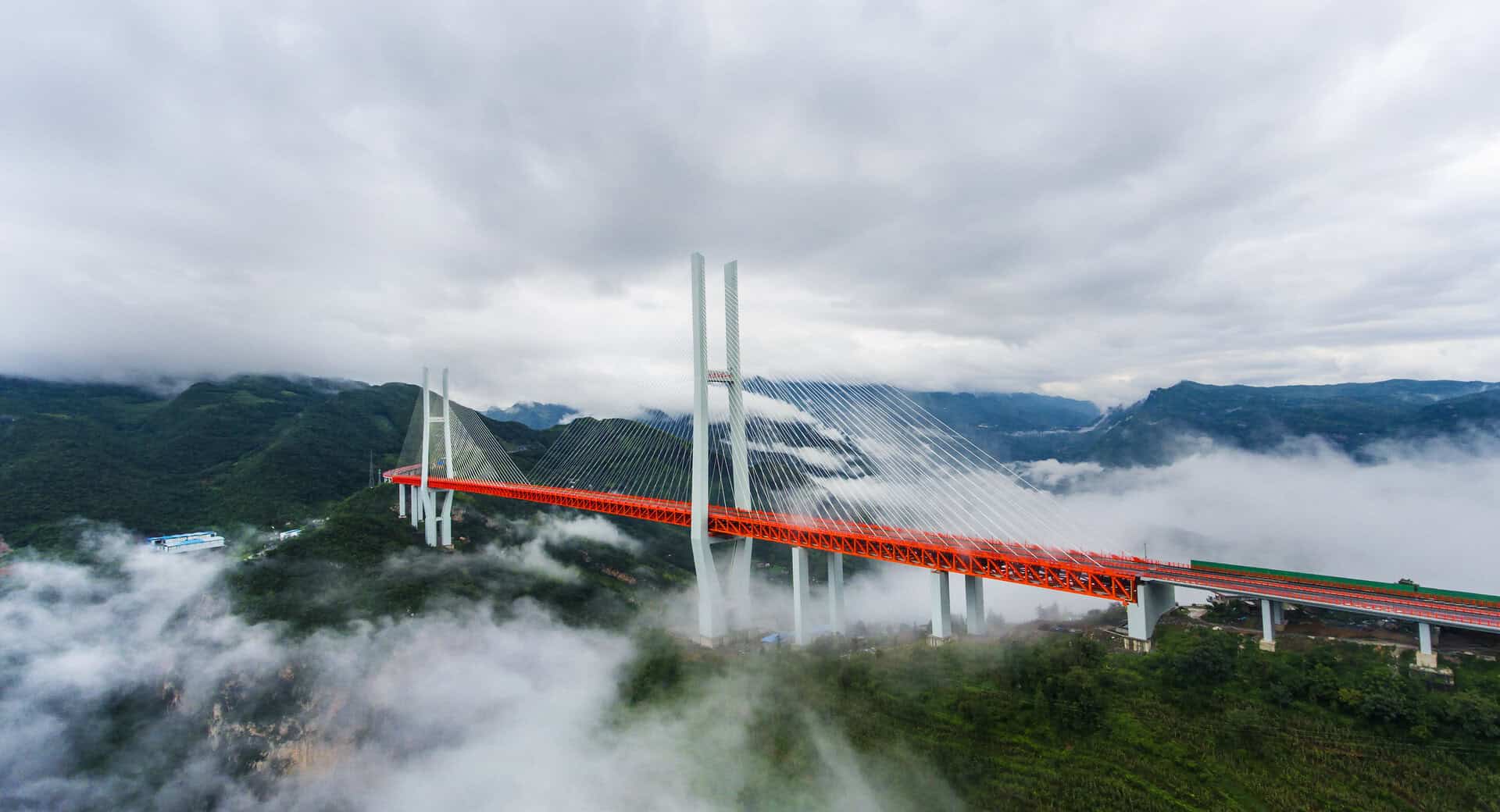 Soffrite di vertigini? Non percorrete questo incredibile ponte che si trova in Cina!