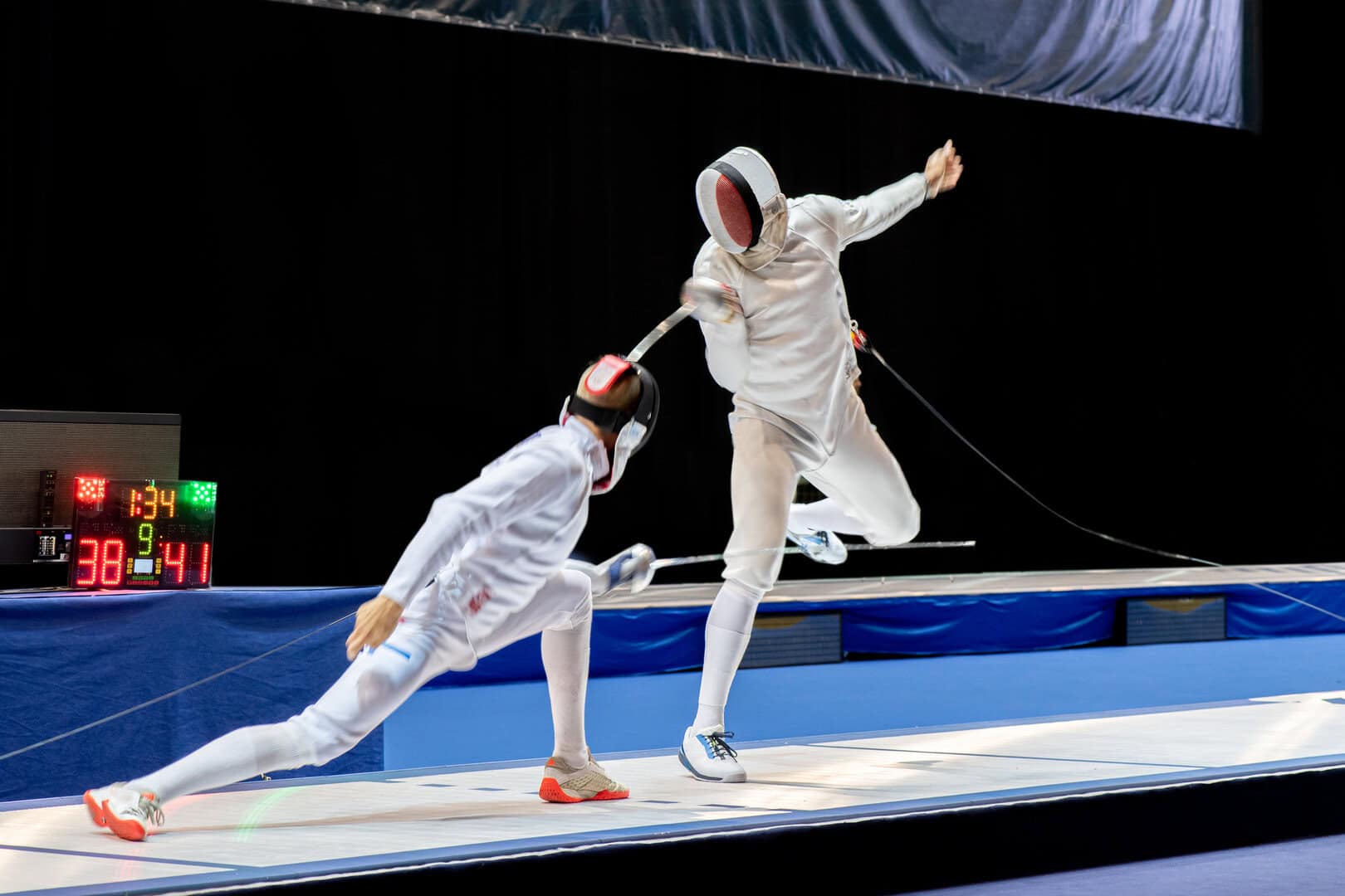 Perché gli schermidori olimpici sono collegati a una specie di guinzaglio?